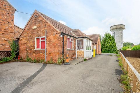 2 bed property, in Main Street, £250,000