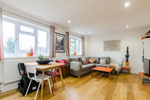 2 bed property, in Upper Tulse Hill, £350,000