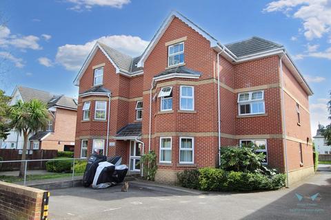 2 bed property, in Victory Court, £200,000