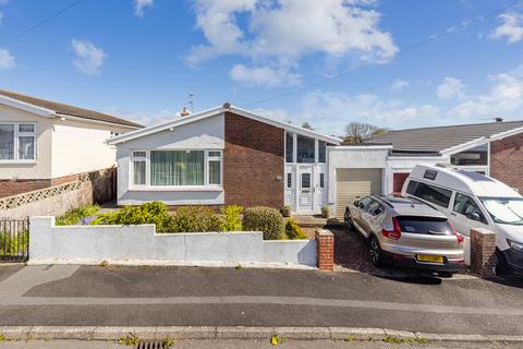 2 bed property, in Deer Park Road, £300,000
