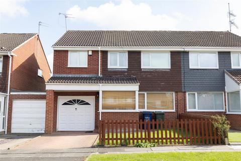 4 bed property, in Shannon Court, £200,000