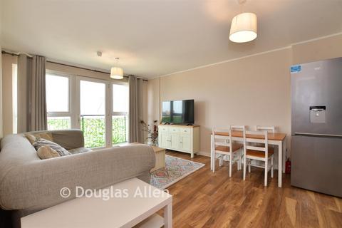 2 bed property, in Memorial Heights, £275,000
