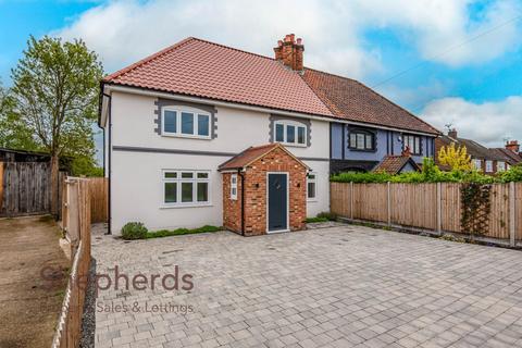4 bed property, in Crooked Mile, £675,000