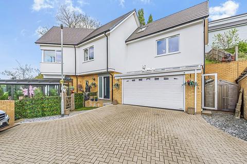 3 bed property, in Moorings Reach, £575,000