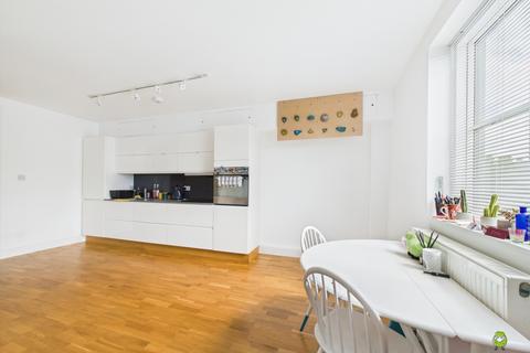 2 bed property, in 29A Welling High Street, £290,000