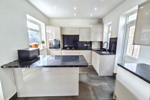 3 bed property, in Ravensworth Terrace, £180,000