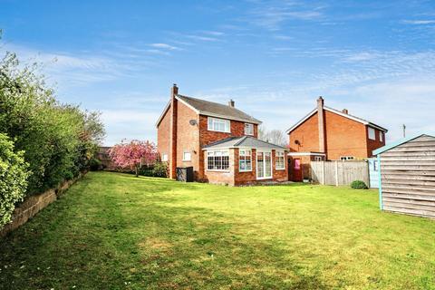 3 bed property, in Orchard Close, £365,000