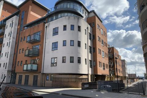 1 bed property, in Lower Canal Walk, £110,000