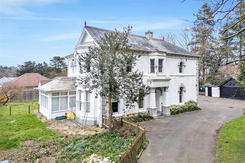 5 bed property, in Chard Road, £650,000