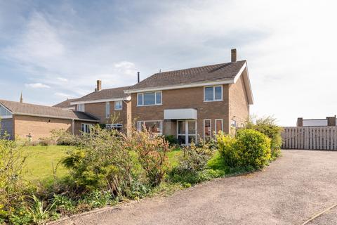 4 bed property, in Hillside Close, £425,000