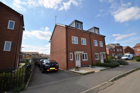 3 bed property, in Bramley Road, £415,000
