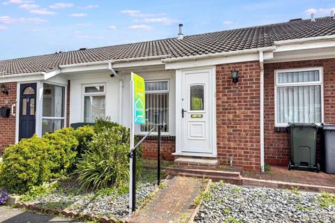 2 bed property, in Brock Farm Court, £140,000