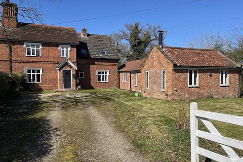 5 bed property, in Low Road, £590,000