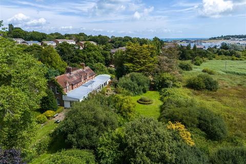 7 bed property, in St. Helens, £945,000