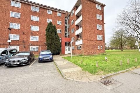 1 bed property, in Old Ruislip Road, £200,000