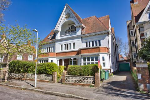 2 bed property, in Grimston Gardens, £285,000