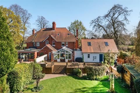 5 bed property, in Roslyn Road, £750,000