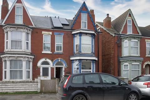 6 bed property, in Waterloo Road, £200,000