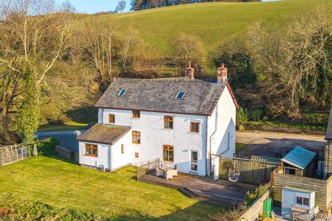 6 bed property, in Hundred House, £585,000