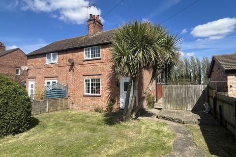 2 bed property, in Dozens Bank, £159,950