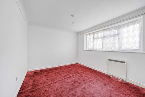 2 bed property, in Annes Court, £180,000