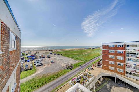 2 bed property, in Annes Court, £180,000