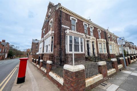 6 bed property, in Azalea Terrace North, £327,500