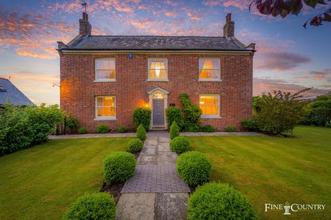4 bed property, in Fleet, £800,000