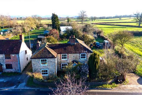4 bed property, in Fiddleford, £585,000