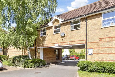 1 bed property, in Chigwell Lane, £190,000