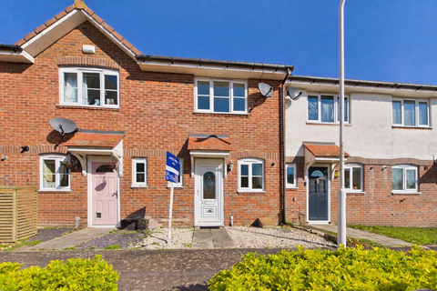 2 bed property, in Abbey Court, £240,000