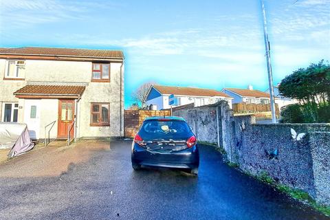 2 bed property, in Penryn TR10, £240,000