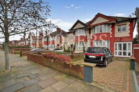 3 bed property, in Birchen Grove, £650,000