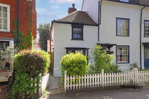 2 bed property, in High Street, £425,000