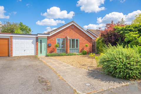 2 bed property, in Firs Road, £325,000
