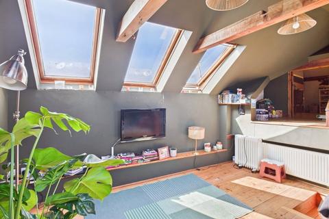2 bed property, in Market Street, £190,000