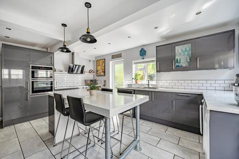 6 bed property, in Mead Way, £695,000