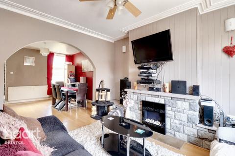 3 bed property, in Grove Park Road, £390,000