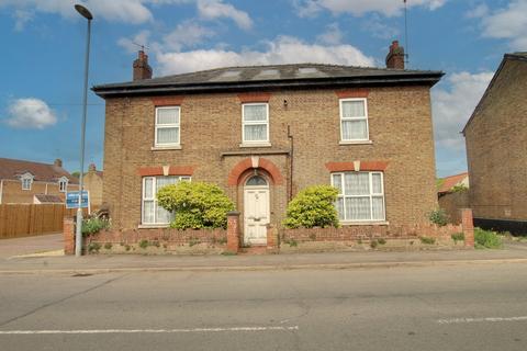 4 bed property, in High Street, £530,000