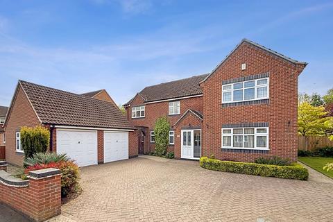 5 bed property, in Bowmans Way, £640,000