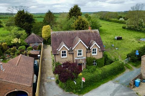 4 bed property, in Thorpe, £540,000
