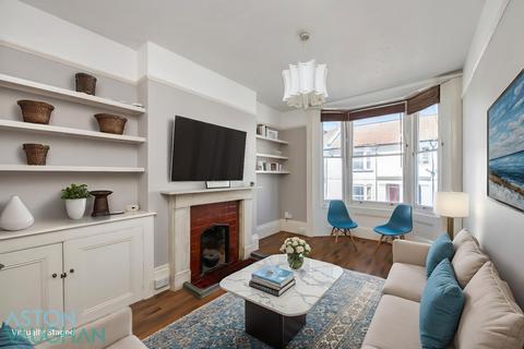 1 bed property, in Chesham Road, £200,000