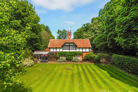 4 bed property, in Salisbury Road, £995,000