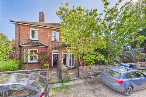 4 bed property, in St. Bartholomews Close, £400,000