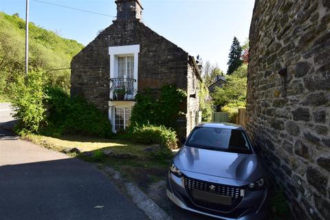 5 bed property, in Rhyd Y Sarn, £329,500
