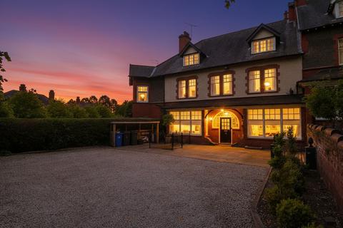 5 bed property, in Windsor Road, £550,000
