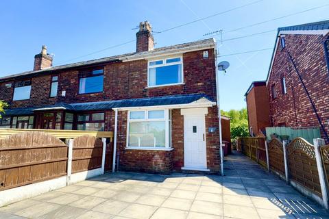 2 bed property, in Chadwick Road, £140,000