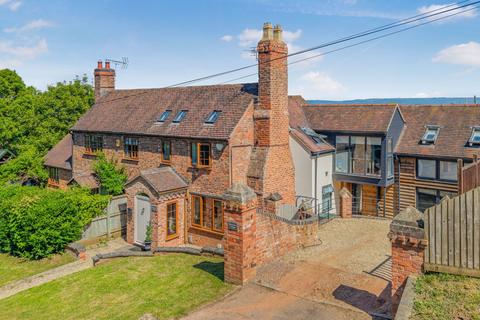 4 bed property, in Wainlode Hill, £550,000