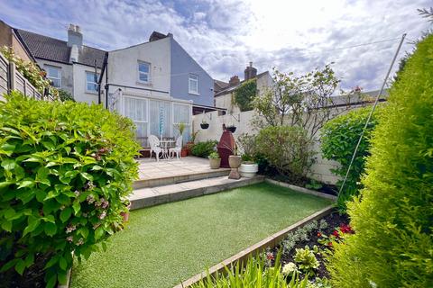 1 bed property, in Cornwall Road, £250,000