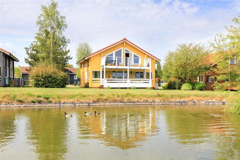 2 bed property, in Caldecott, £212,000